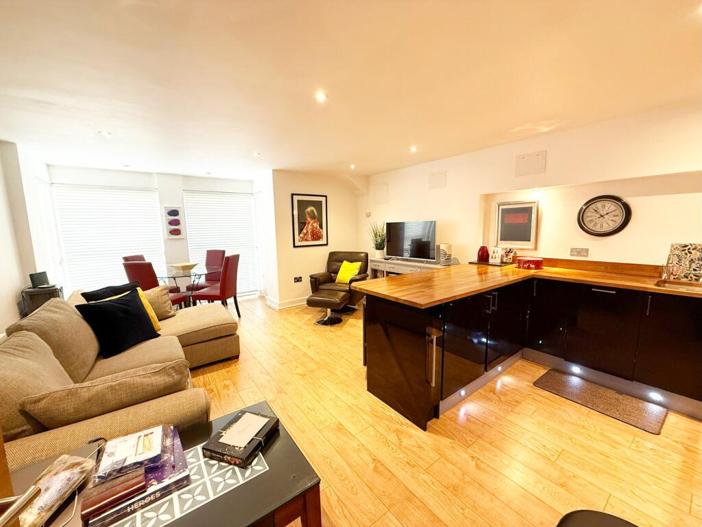 Apartment in Eastbourne, East Sussex - View 5
