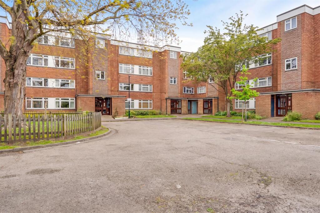 Taylor Close, Hampton Hill photo 4