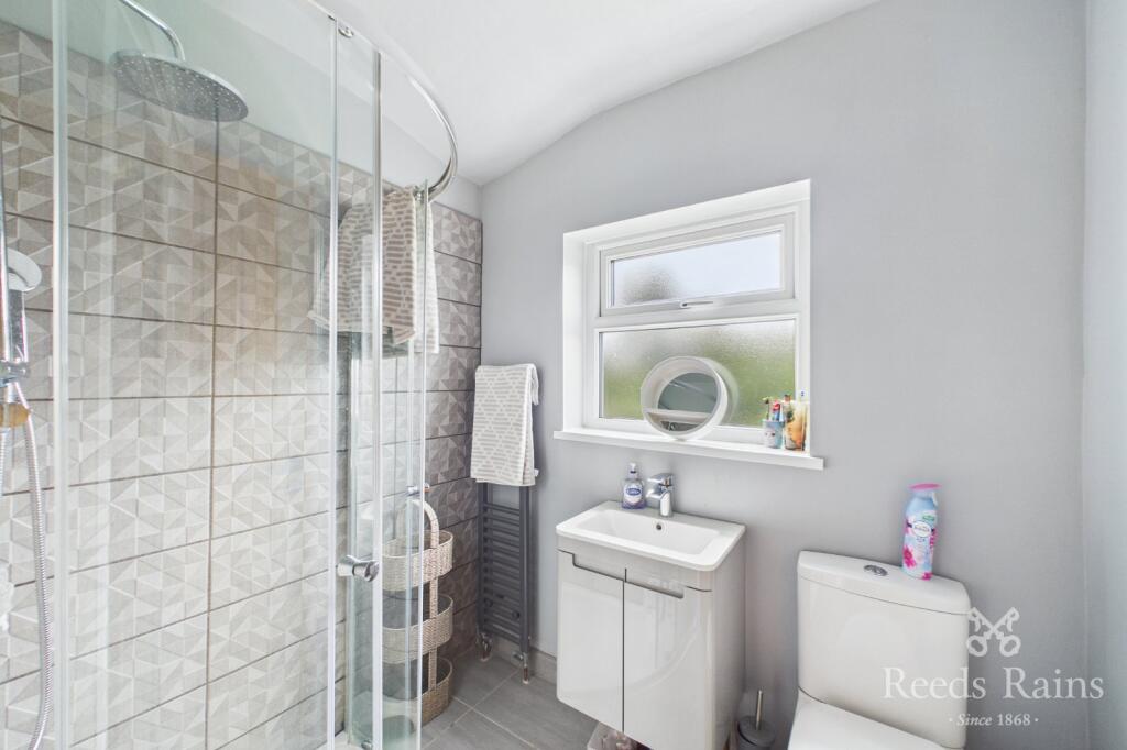 House in Wakefield, Paleside, Gawthorpe - More