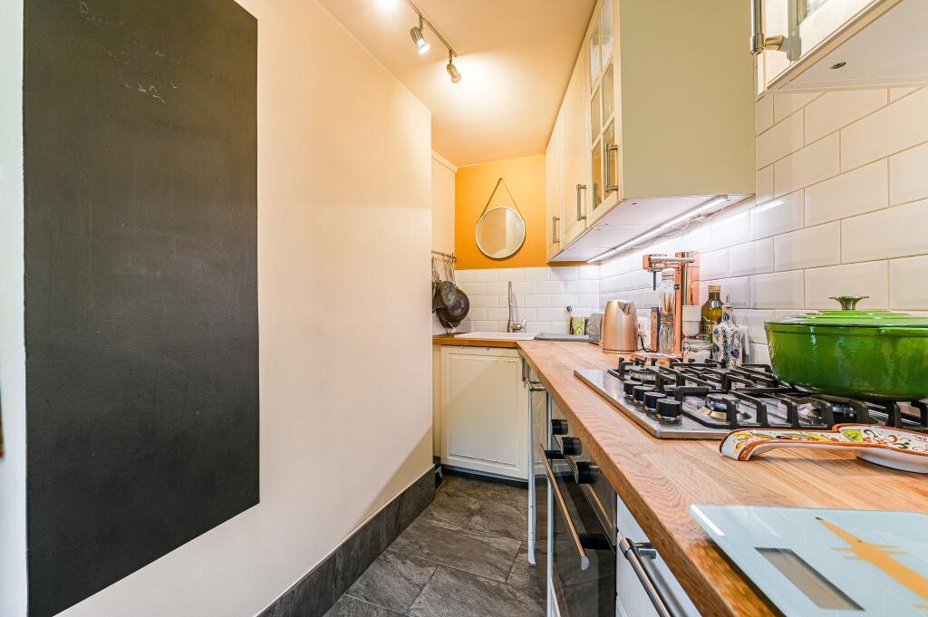 Apartment in London, Mercator Estate, Hither Green - More
