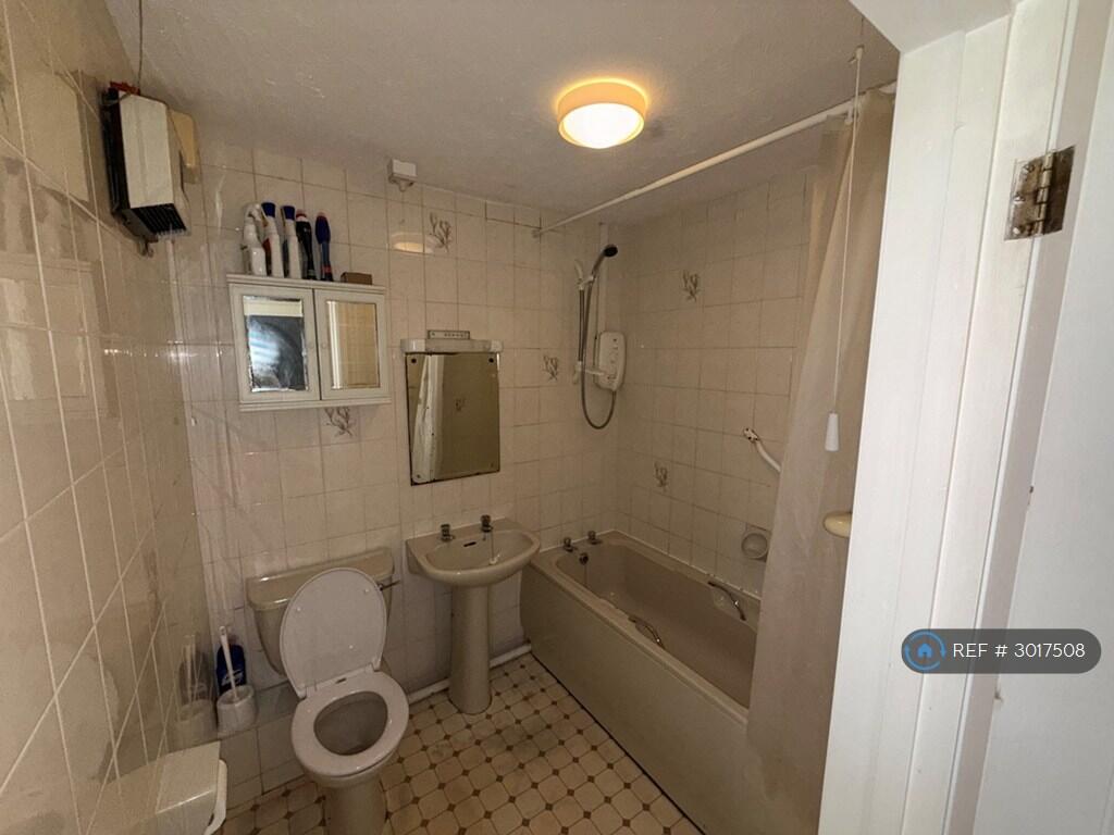 Apartment in Slough - View 5