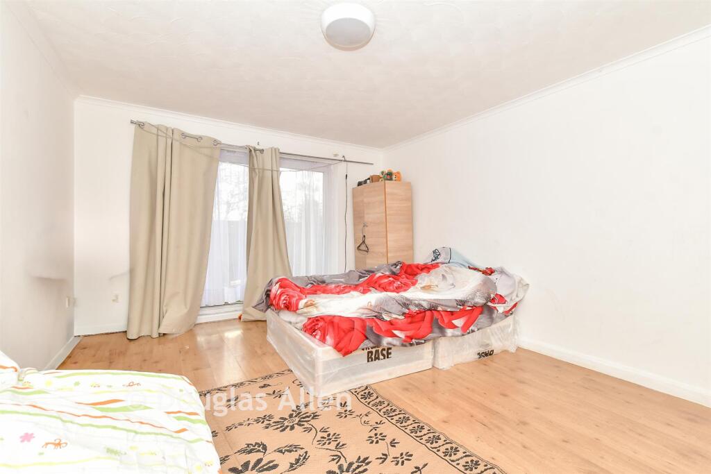 Chevers Pawen, Basildon, Essex photo 4