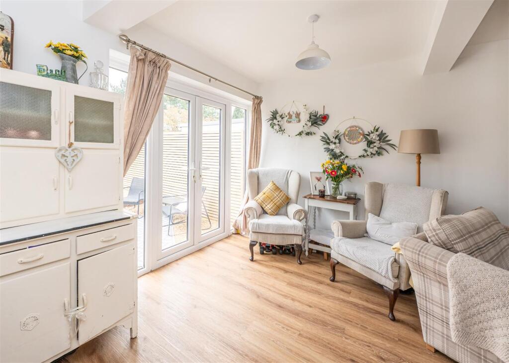 10 Grange Park, Albrighton, Wolverhampton, WV7 3EN photo 4