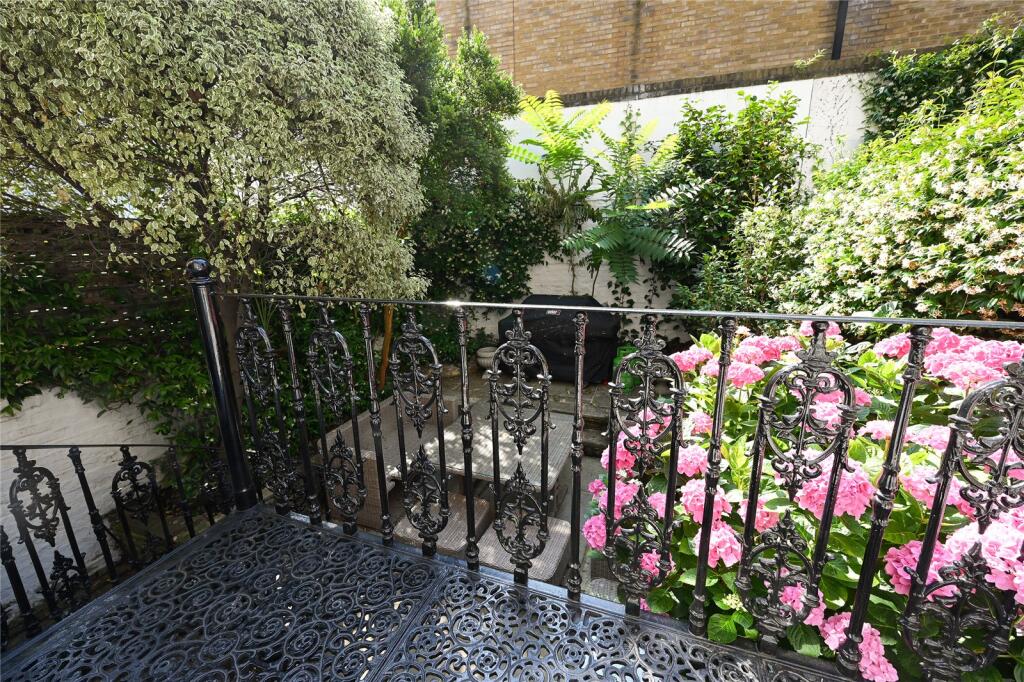 House in London, Royal Borough of Kensington and Chelsea - More