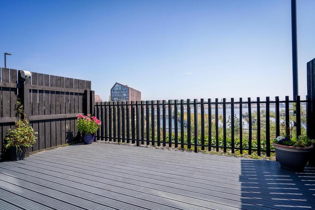 The Plateau, Smiths Dock, North Shields - View 5
