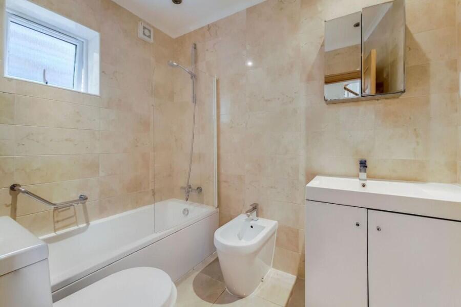 House in Kingston upon Thames - More