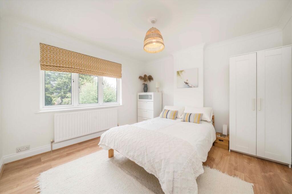 House in London, Royal Borough of Kingston upon Thames - More