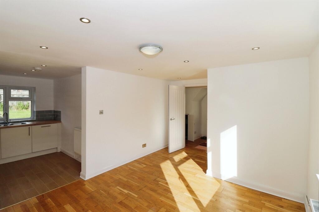 Apartment in Bristol, Kingswood - View 3