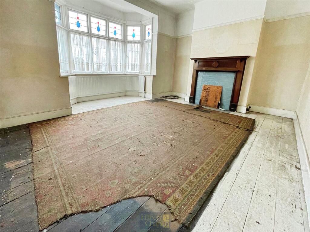 Fairholme Avenue, Romford, RM2 photo 4