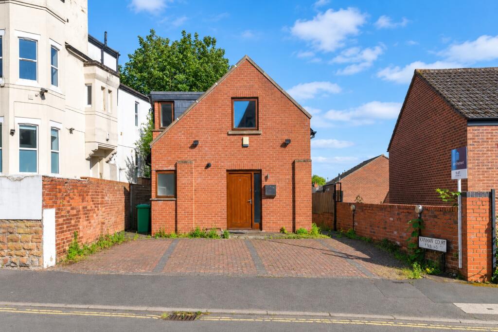 House in Nottingham, Nottinghamshire - More