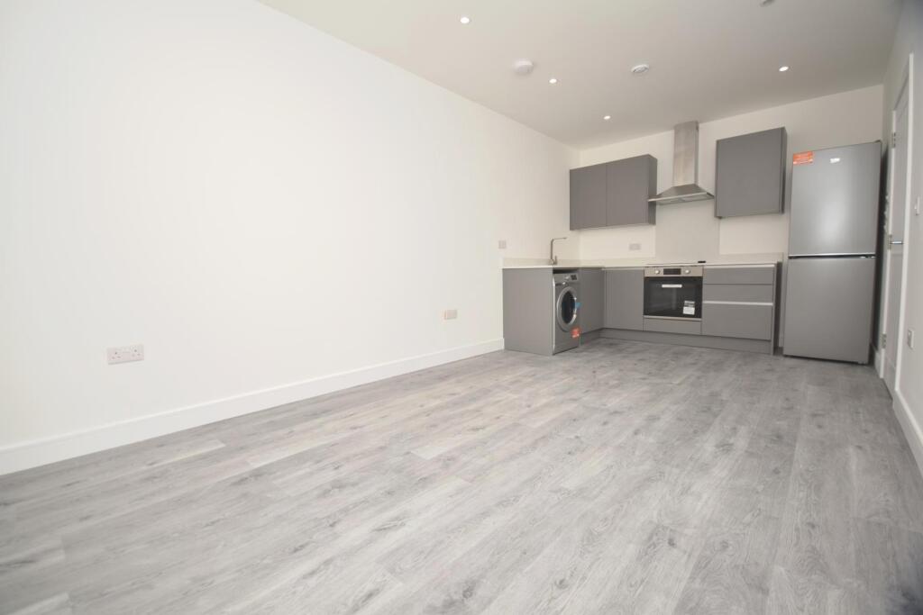 Apartment in Hatfield, Roe Green - View 2