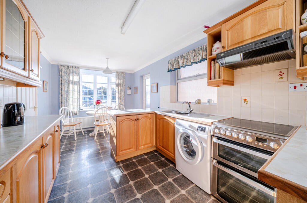 Queens Road, Wellington, Somerset, TA21 photo 2