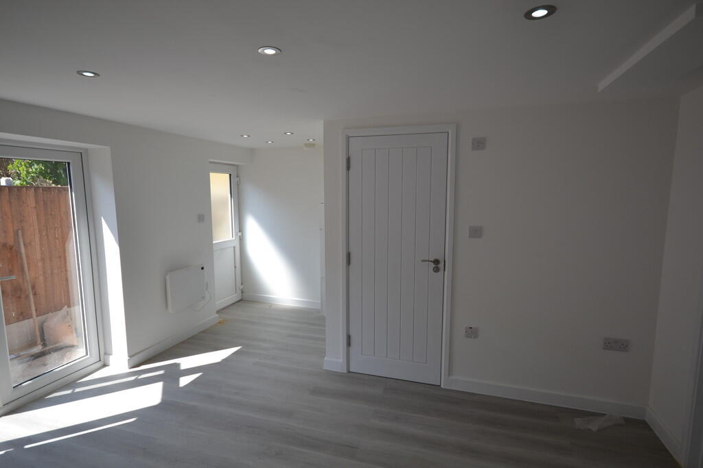 Apartment in Ilford - View 4