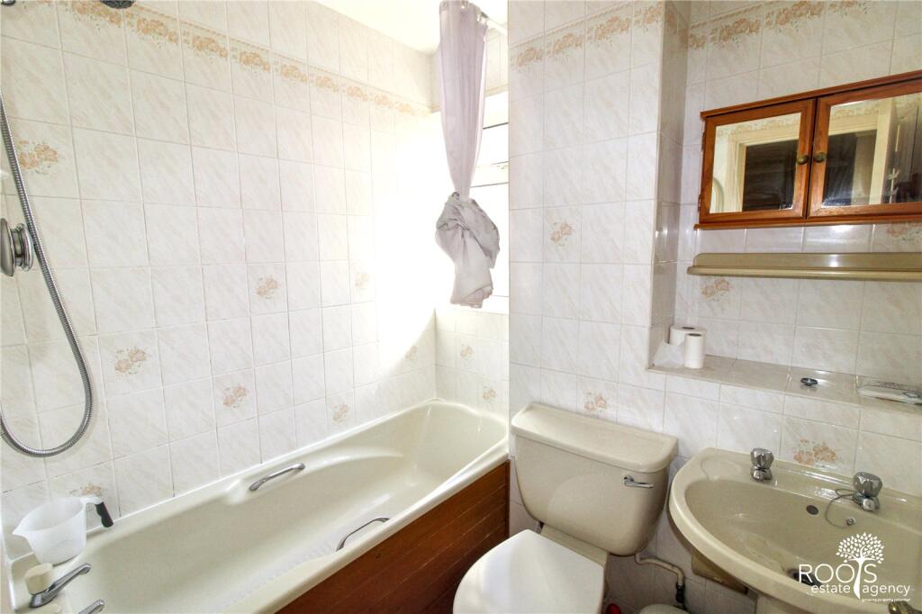 House in Thatcham, West Berkshire - More