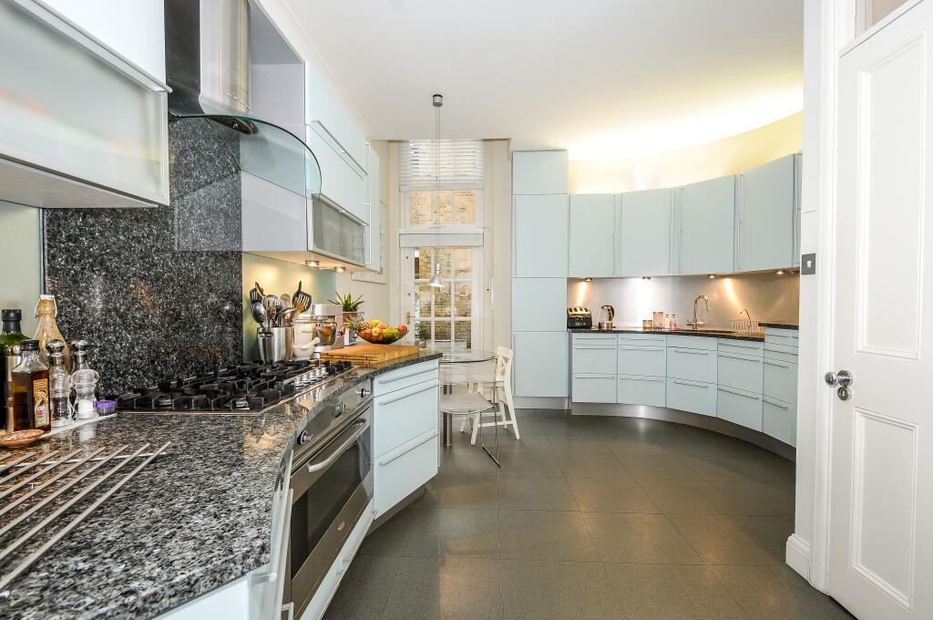 Longcross Road, Chertsey, KT16 photo 4