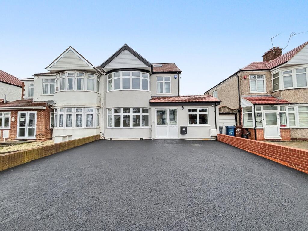 Main image of property: Room 4 - Kenton Road, Kenton, Harrow, HA3