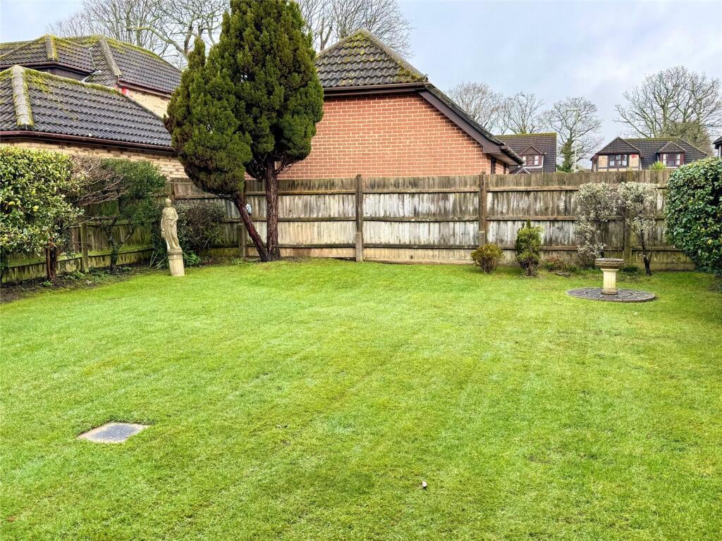 Larkshill Close, New Milton, Hampshire, BH25 photo 2