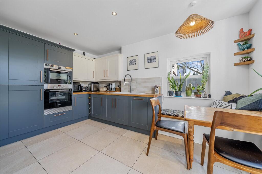 House in Woking, Knaphill - View 6