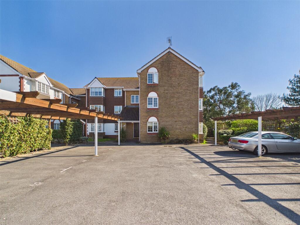 2-bed flat on Wentworth Drive, Christchurch, Dorset, BH23, £230,000