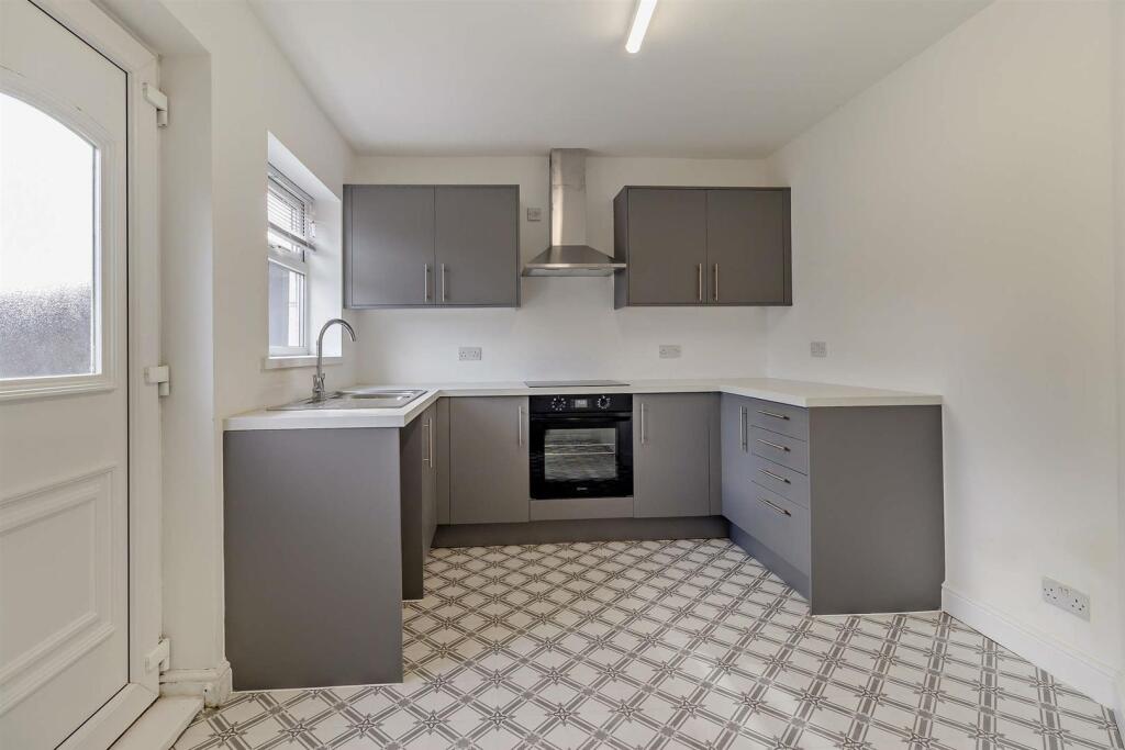 House in Doncaster, Rossington - View 2