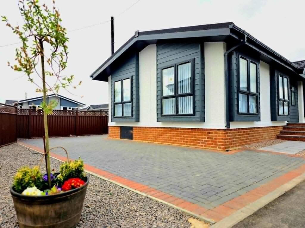 2-bed caravan on Fieldview Park, The Leigh, £210,000