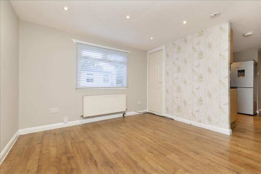 29 Cedar Road, Nivensknowe Park, Loanhead, EH20 - View 3