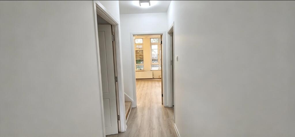 Apartment in Mitcham, Pollards Hill - View 3