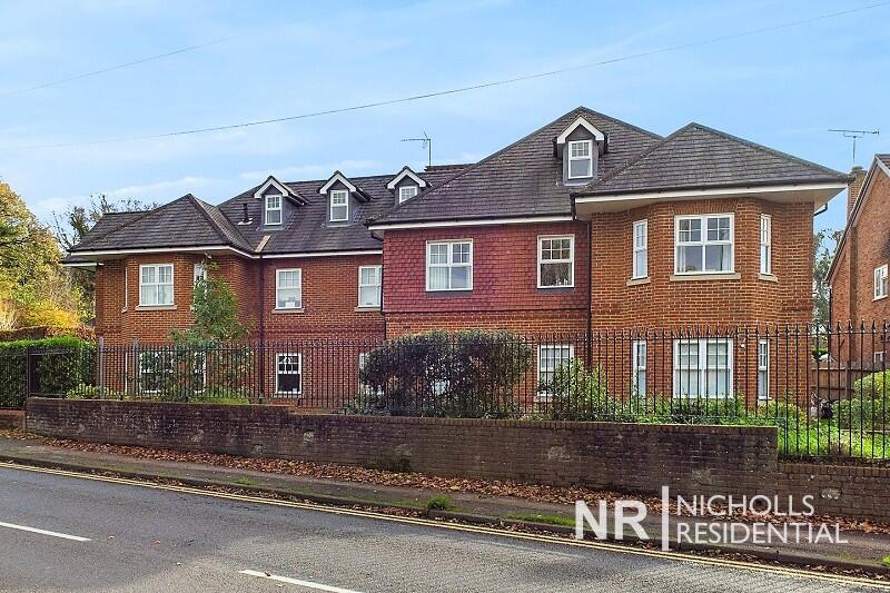2-bed flat on Daymerslea Ridge, Leatherhead, Surrey. KT22, £345,000
