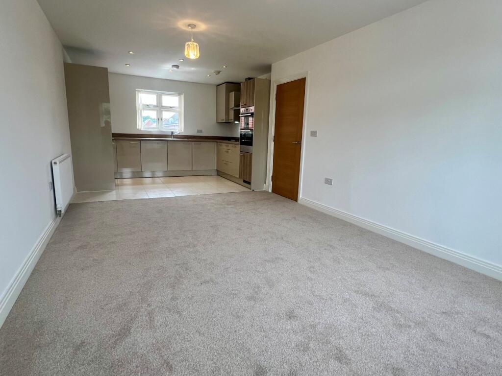 Louden Square, Earley, Reading, Berkshire, RG6 1FN photo 4