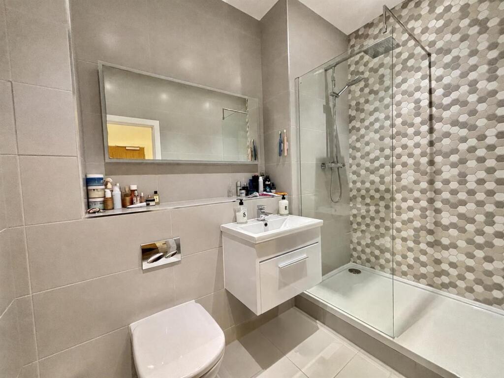Apartment in Surrey Heath, Surrey - View 4