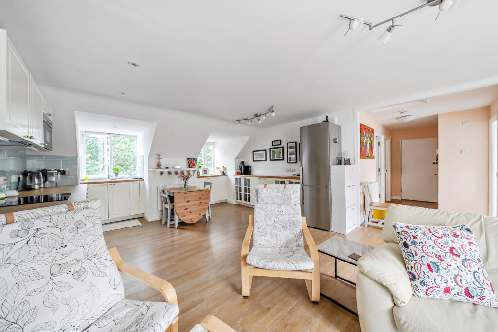 Apartment in Woking, Surrey - View 4