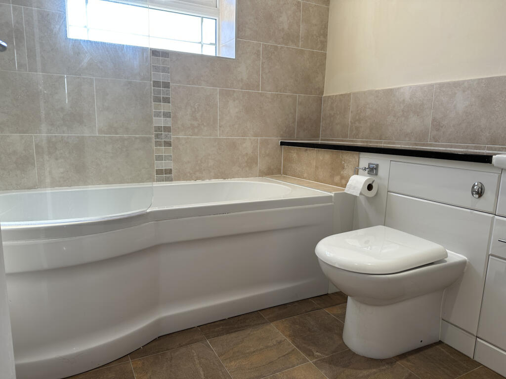 House in Horsham, Andrew's Hill, Billingshurst - More