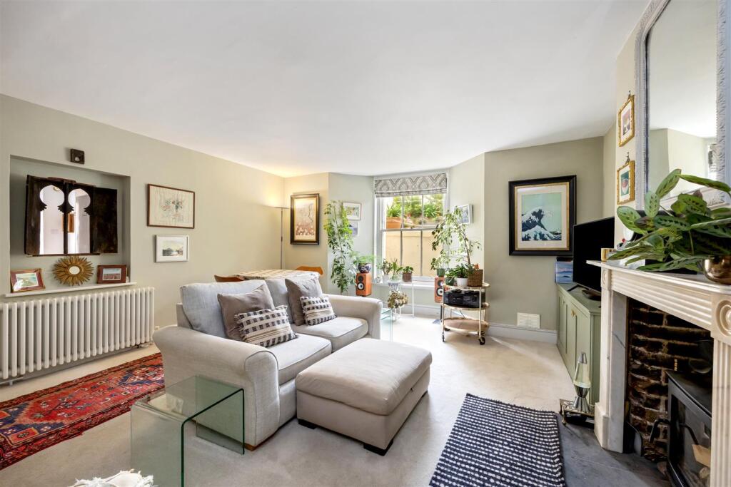 Apartment in Hove, Brunswick - View 3