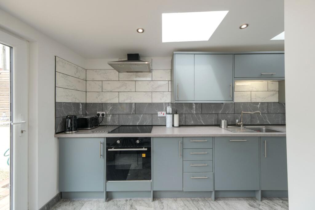 5 bedroom semi-detached house for rent