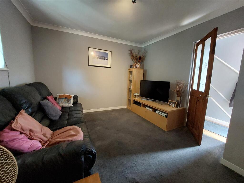 Wakefield Way, Hythe photo 2