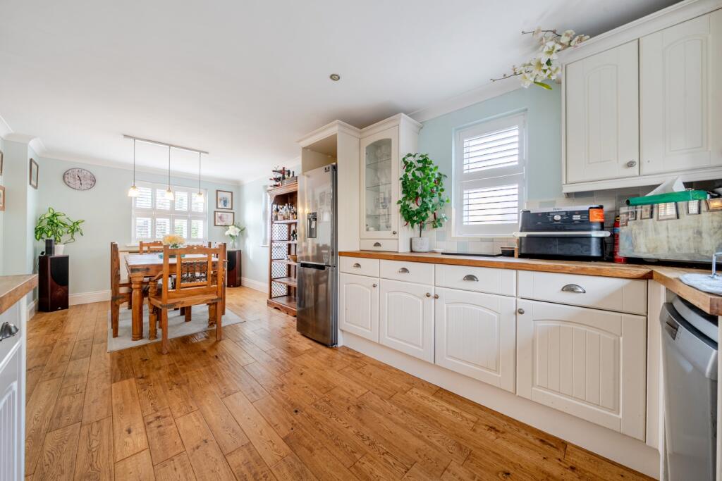 Oaks Meade, Carterton photo 2