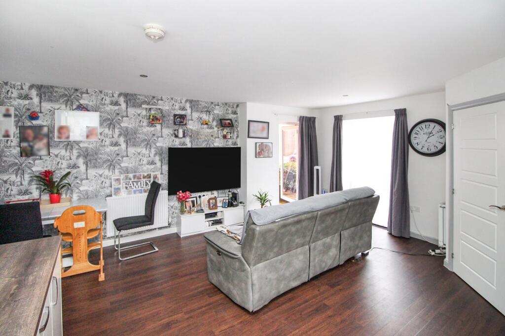 Apartment in Crawley, Ifield - View 4