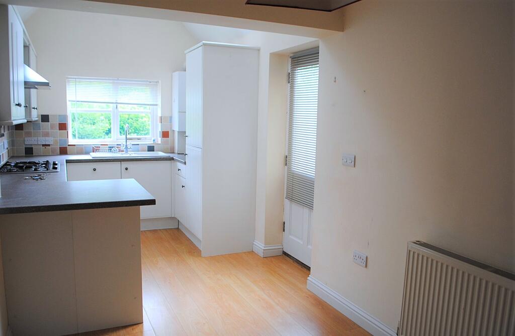 *** 3 Bedroom Family Home Available Vacant Now With No Chain *** photo 2
