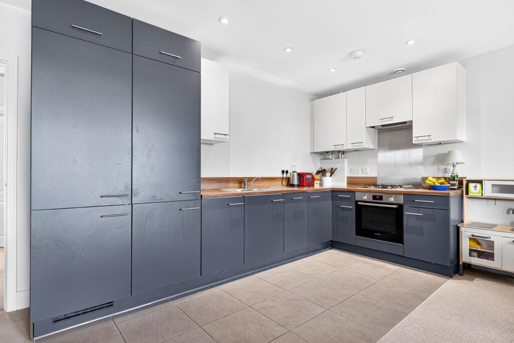 Apartment in Kingston upon Thames - View 5