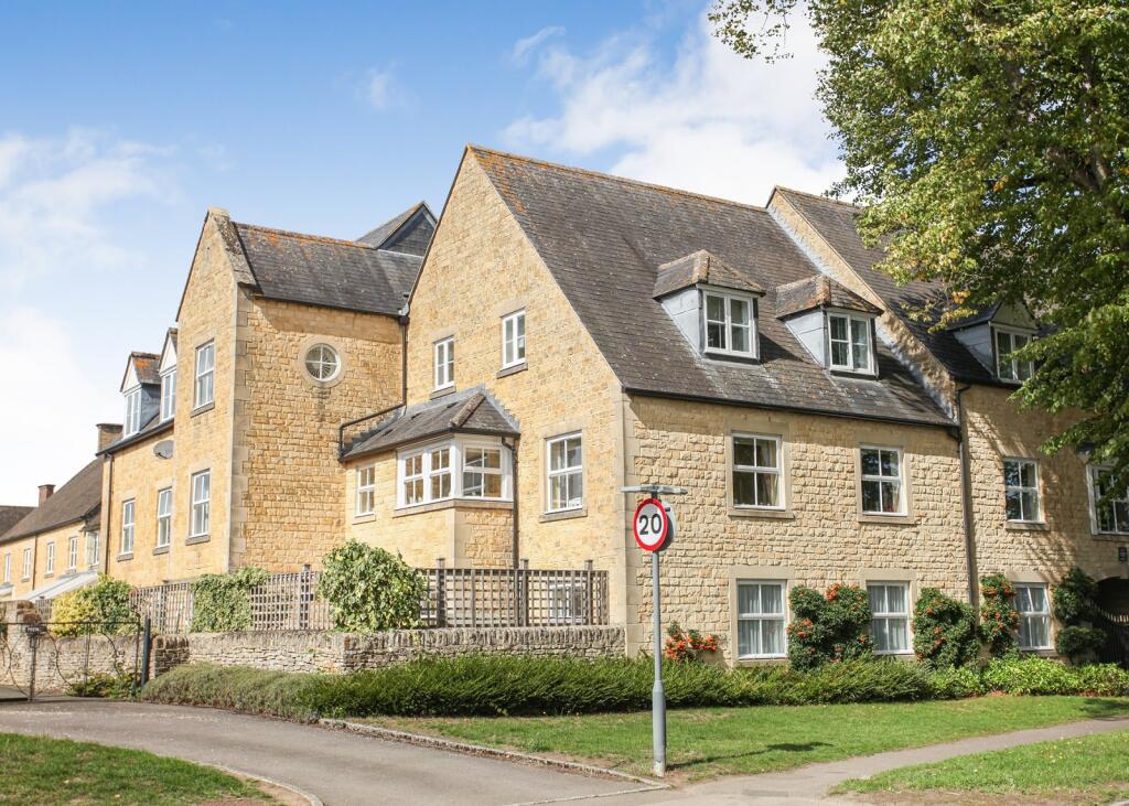 2-bed flat on University Farm, Moreton-in-Marsh, Gloucestershire. GL56 0DN, £235,000