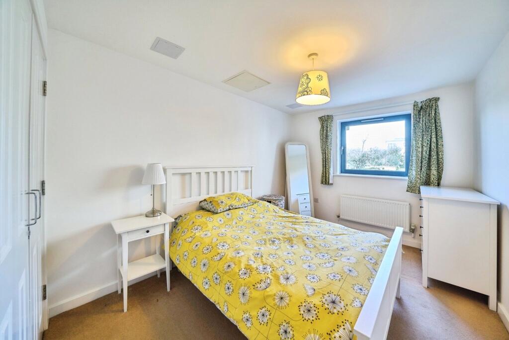 Apartment in Romford - More