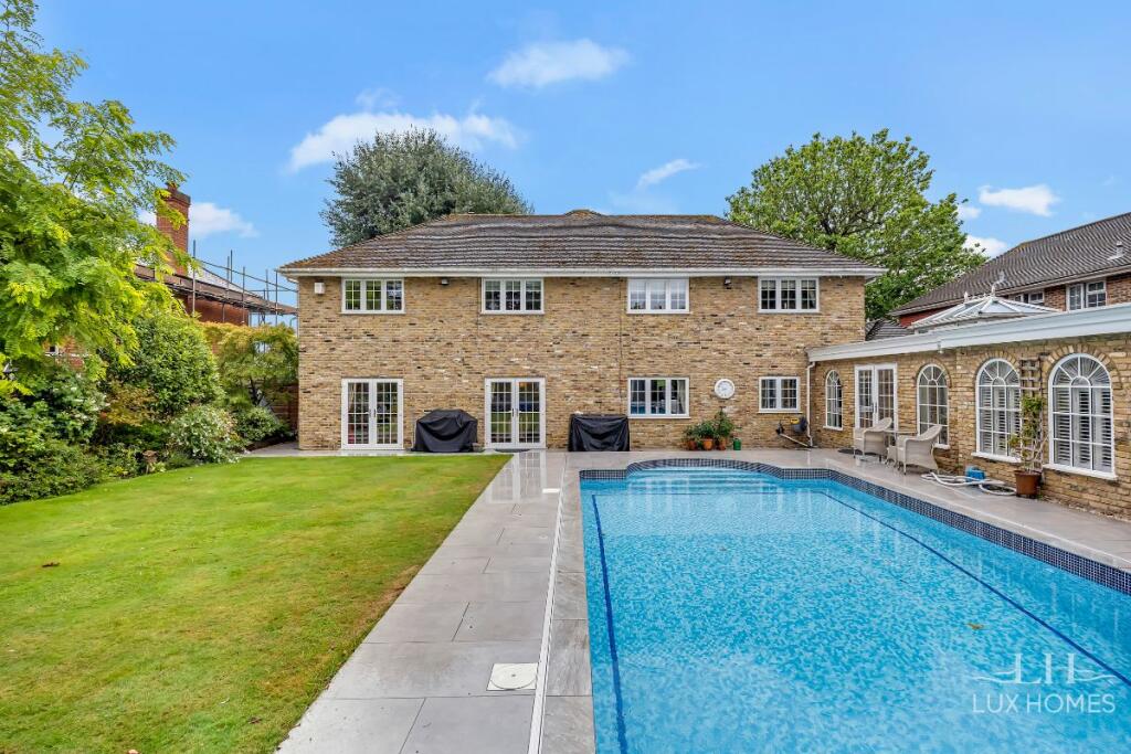 House in London, Emerson Park - View 4