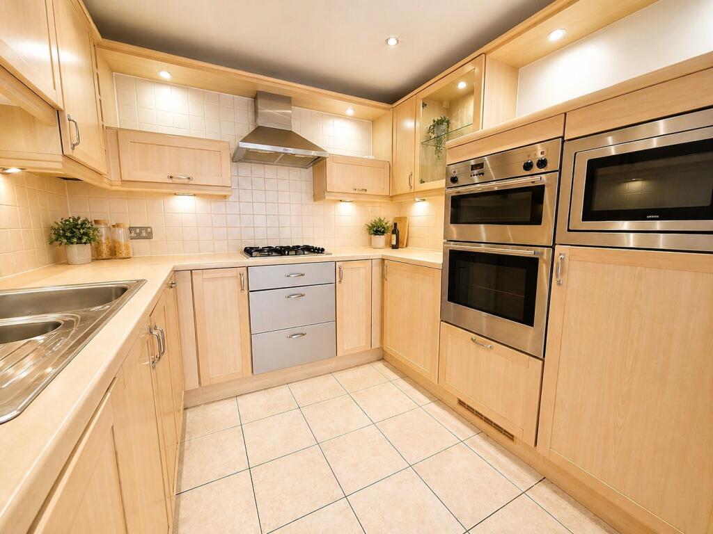 85 Canute Road, Southampton photo 3