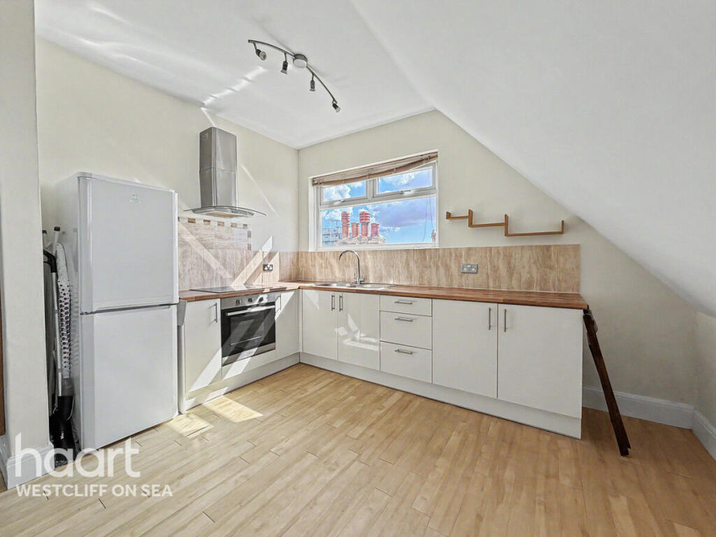 Apartment in Southend-on-Sea, Leigh-on-Sea - View 3