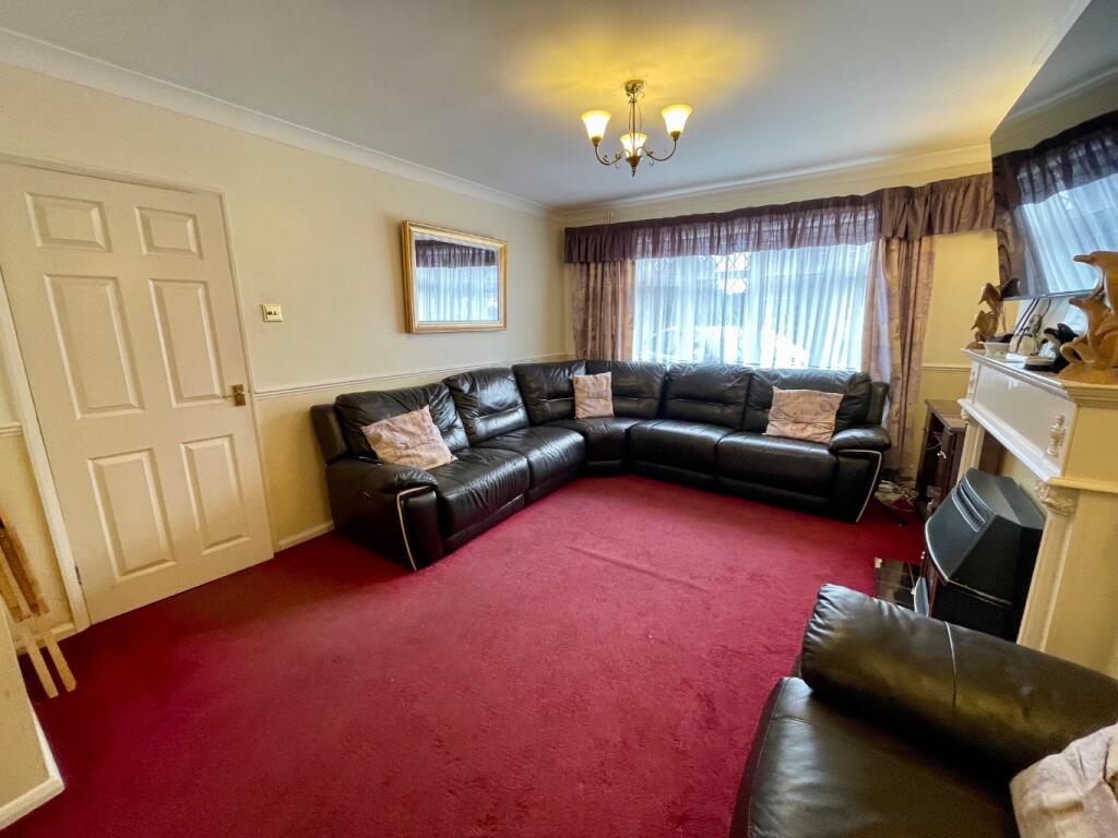 Hemingford Drive, Luton, Bedfordshire, LU2 7BA photo 3