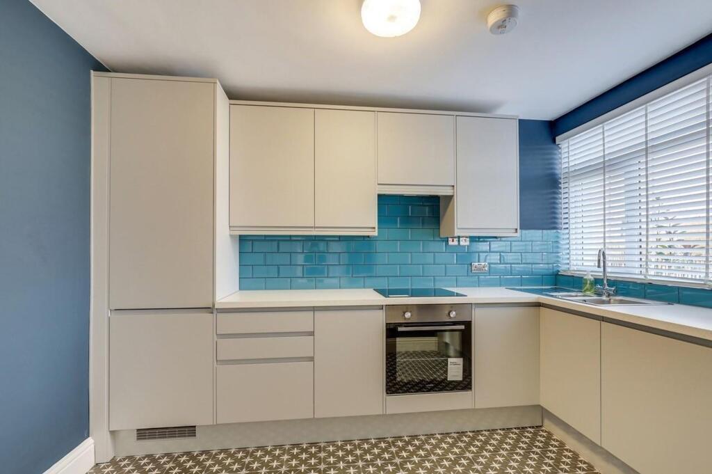 Stoneleigh Broadway, Epsom, KT17 2JA photo 4