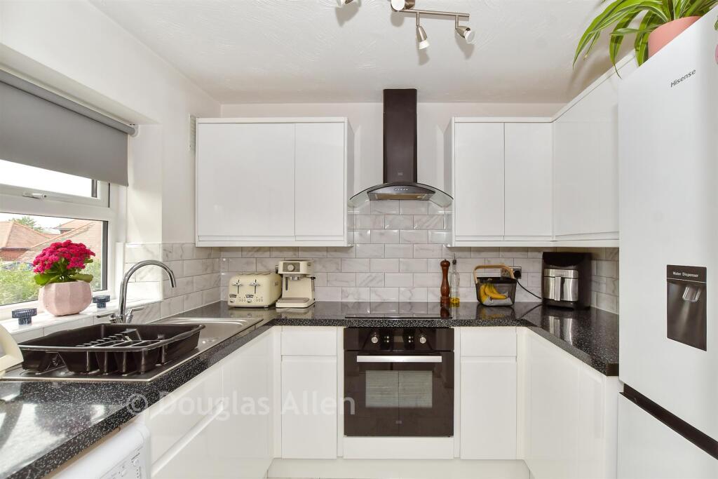 Apartment in Romford - View 3