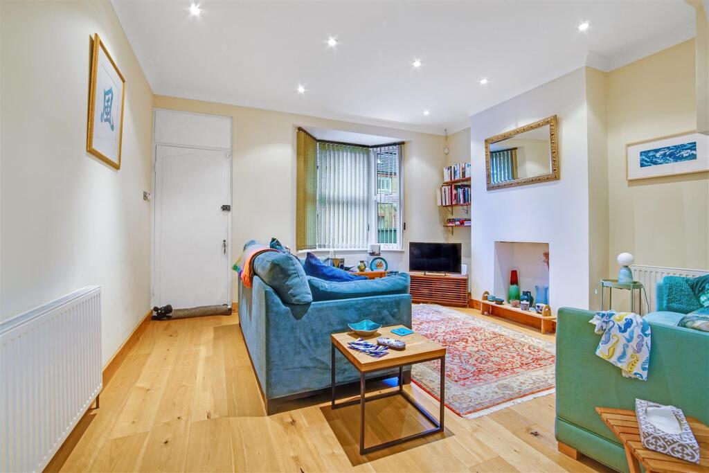 Holly Road, Hampton Hill, TW12 - View 3