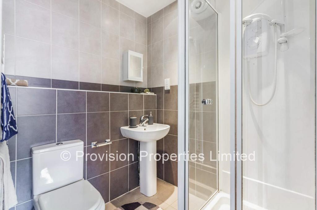 6 bedroom semi-detached house for rent