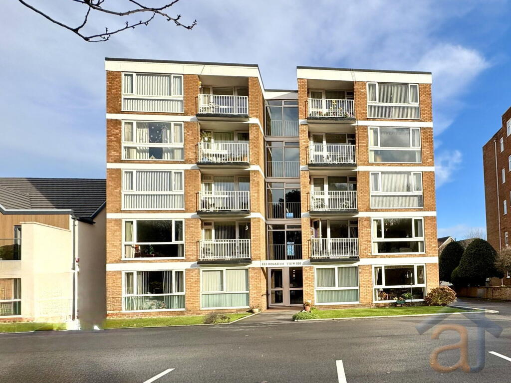 2-bed flat on Park Crescent, Southport, PR9 9LE, £160,000